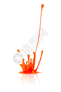 白色背景的橙色涂料喷洒在演播室背景图片