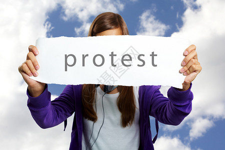 衣着便衣少女用纸抗议的图象图片