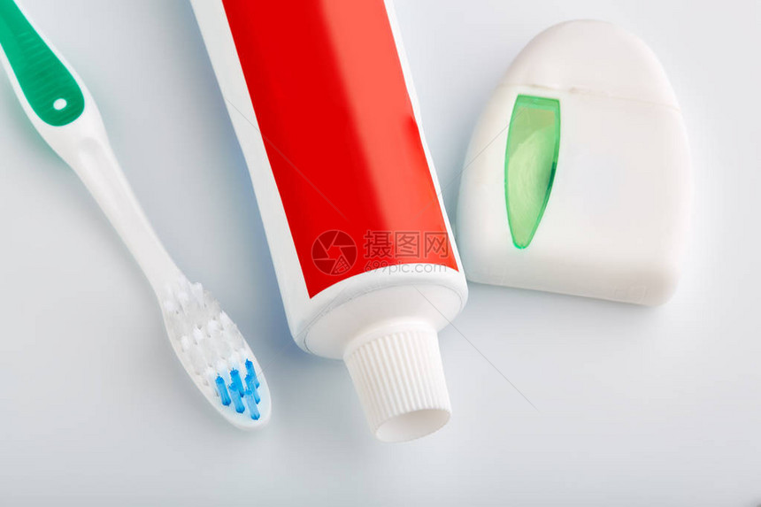 牙刷和牙膏上白色孤立牙线健康和牙齿卫生个人卫生一张健康的嘴巴浴图片