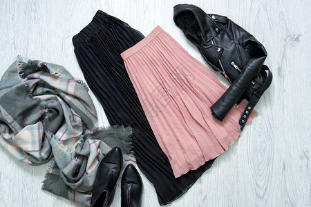 黑色和粉色裙子夹克围巾和靴子时尚概念图片