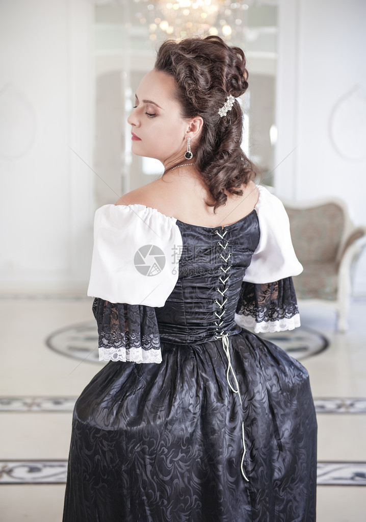 黑白礼服的美丽的中世纪妇女转图片