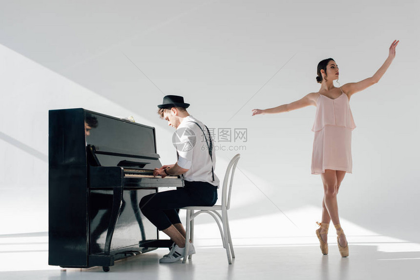 音乐家弹奏钢琴跳舞图片