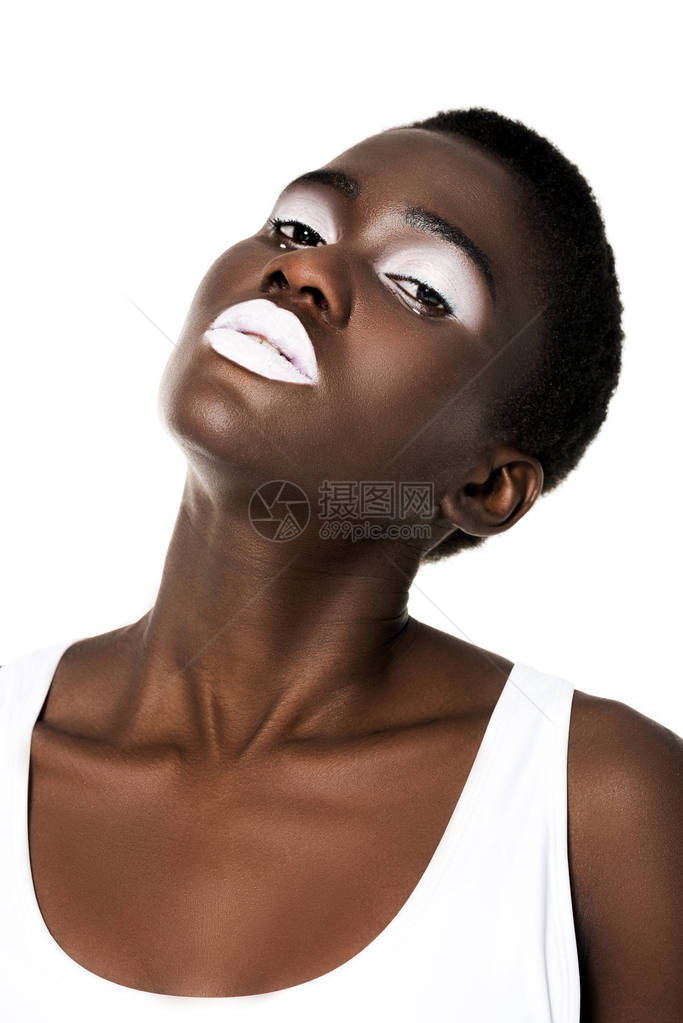 美丽的年轻非洲女白唇看着白色的摄像头图片