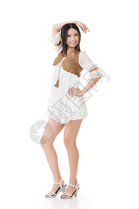 穿白短裙的亚洲女人全长肖像图片