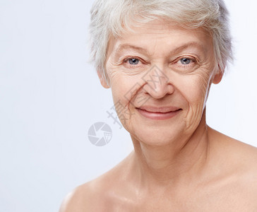 白色背景上的老妇人高清图片