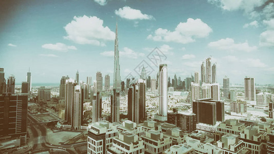 沿河鸟瞰迪拜市中心的天际线图片