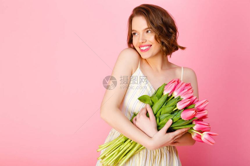 带着一束春月郁金香花的笑着女人图片