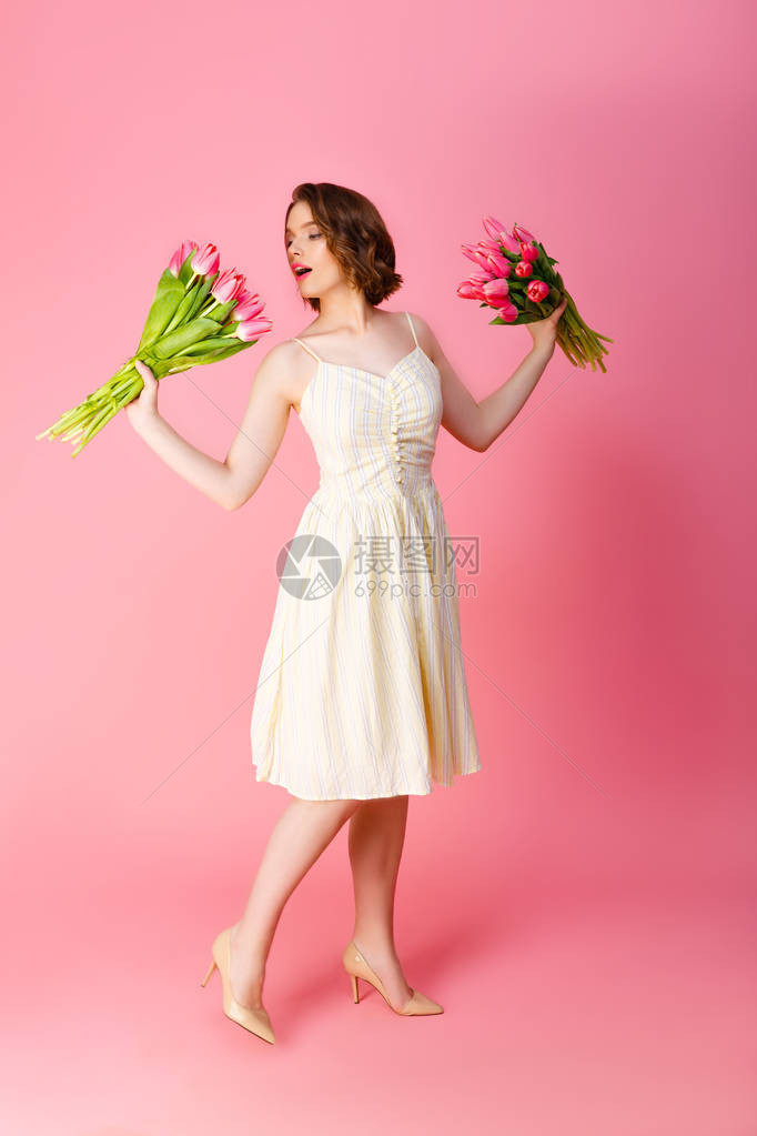穿着白裙子的漂亮女人带着花束春花图片