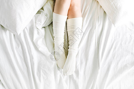 女人的腿跟白床单和图片