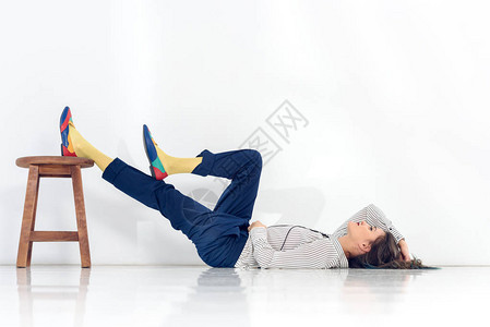 有魅力的年轻女孩睡在地板图片