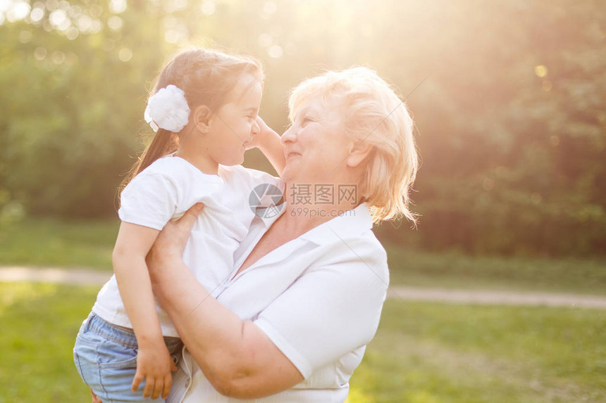 外婆带着她小孙女站在户图片