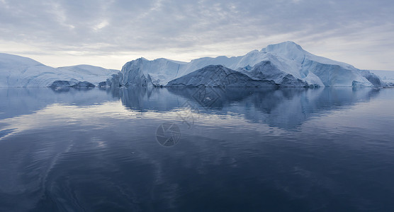 以冰川和冰山为特色的自然景观图片