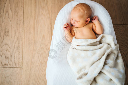 新生儿睡在特殊矫形的cocoon床垫里图片