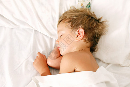 熟睡男孩的肖像高清图片