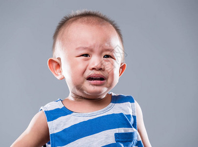 心烦意乱的男婴哭泣图片