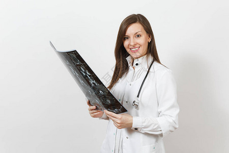 聪明的女医生持有在白色背景上隔离的X射线照相图像ct扫描mri穿医用长袍听诊器的女医生医护人员医学背景图片