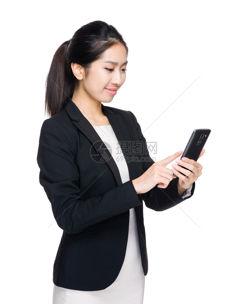 女商人在手机上发送消息图片