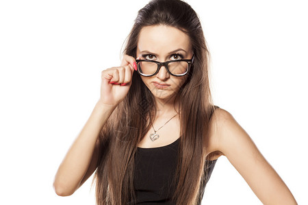 带着白色眼镜的可疑愤怒年轻女青年图片