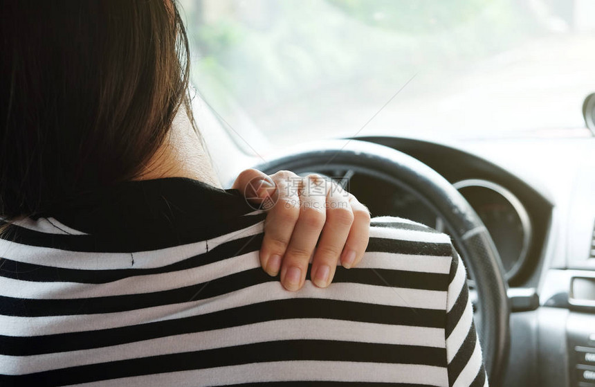 女人在开车时颈部和肩膀疼得紧闭图片