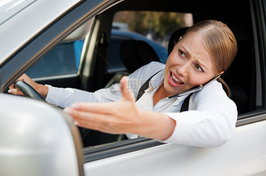 愤怒的女驾驶汽车图片