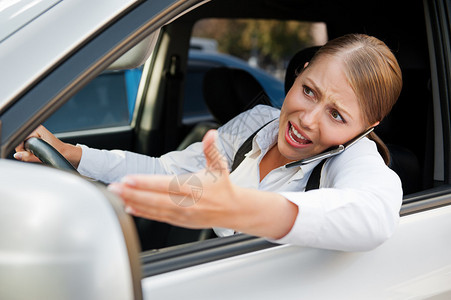 愤怒的女驾驶汽车高清图片