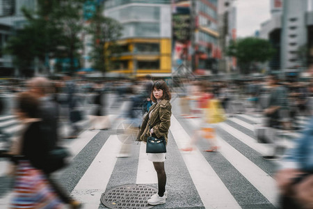 日本东京繁忙的城市街道女孩过街女孩过图片