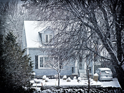 冬天的小屋被雪覆盖图片