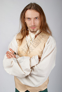 一个穿着中世纪领主服装长图片