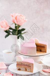 粉红蛋糕茶杯和美丽的玫瑰图片