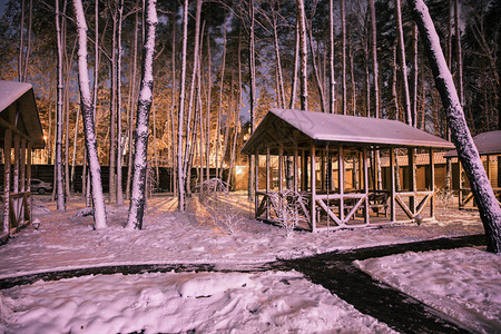 晚上在白雪皑的森林中的木屋领土图片