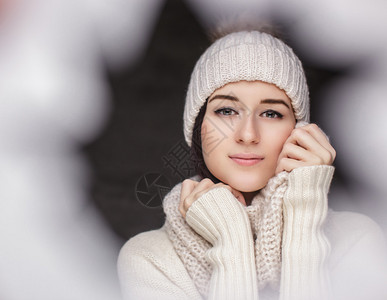 一个穿着冬天衣服和帽子的女人图片