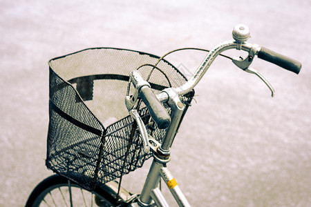 雨天复古风格的自行车背景图片