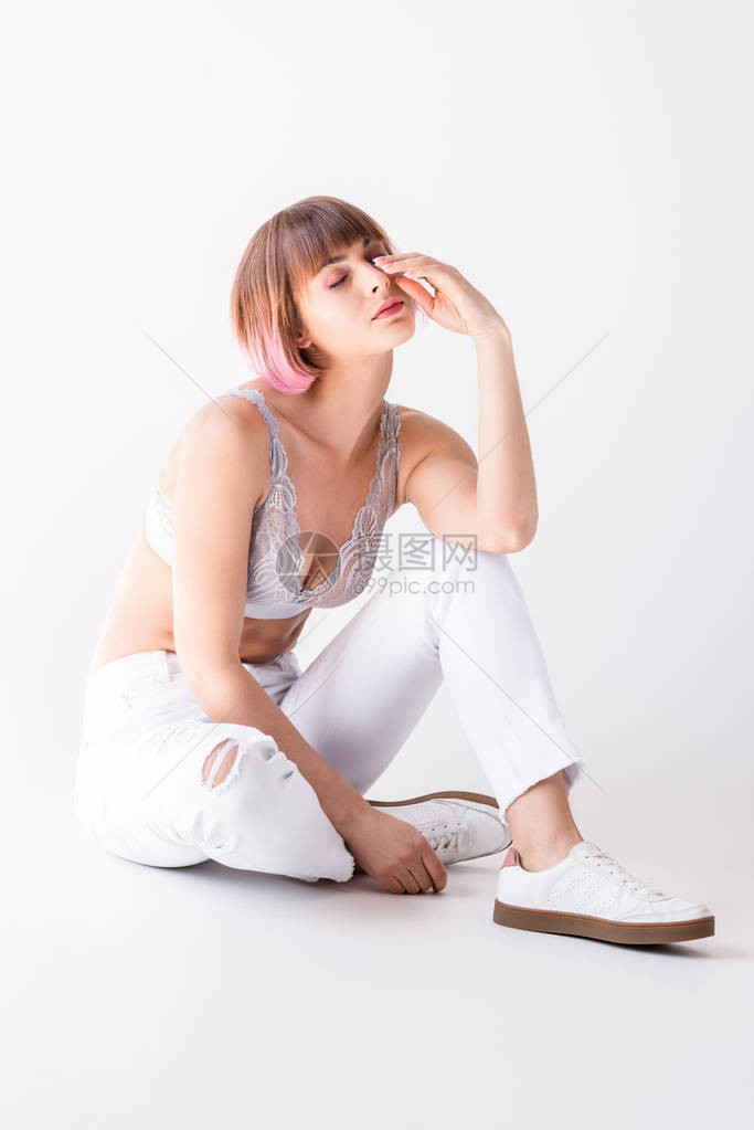 年青的疲累女人坐在地板上图片