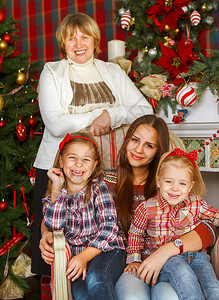 圣诞树附近的祖母和十几岁孙女的肖像欢喜快图片