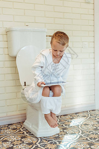穿着白内裤的可爱小可爱男孩坐在厕所时使用图片