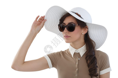 戴着白色编织帽子和太阳镜的时尚女人图片