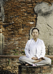 冥想对古庙的佛教妇女图片