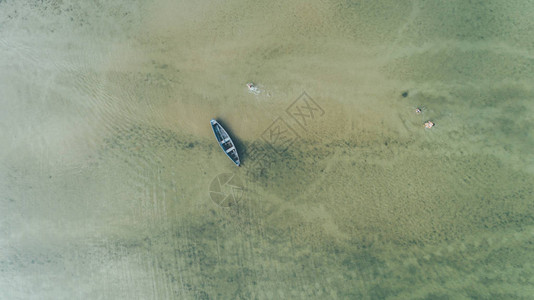 湖中船的鸟瞰图夏天湖中图片