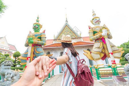 带领男友亲手前往泰国曼谷黎明的布泽寺庙旅行图片