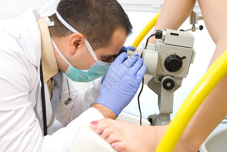 妇科医生用显微镜检查病人图片
