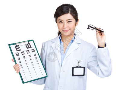 亚洲医生拿着视力表和眼镜图片