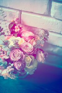 白色砖墙背景的粉红和白玫瑰花束美丽的花束图片