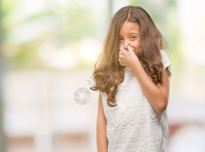 布莱奈特的西班牙女孩闻到一些臭味恶心不可容忍的气味图片