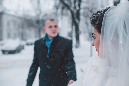 新娘和新郎在雪中行图片