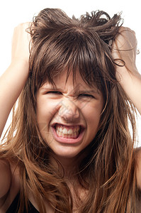 愤怒而沮丧的少女磨牙图片