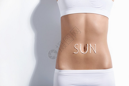 女腹部有太阳字样图片