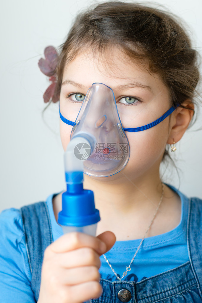 有哮喘吸入器的女孩有哮喘问题的女孩用她脸上的面具吸入呼吸系统疾图片