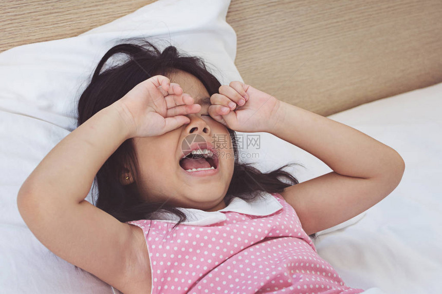 亚洲小女孩在床上哭图片
