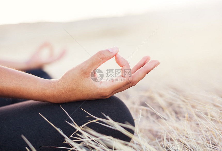 冥想在户外练习瑜伽的女人图片