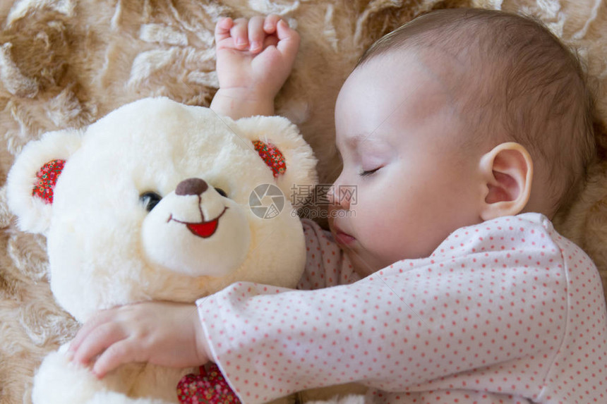 婴儿和泰迪熊睡觉图片